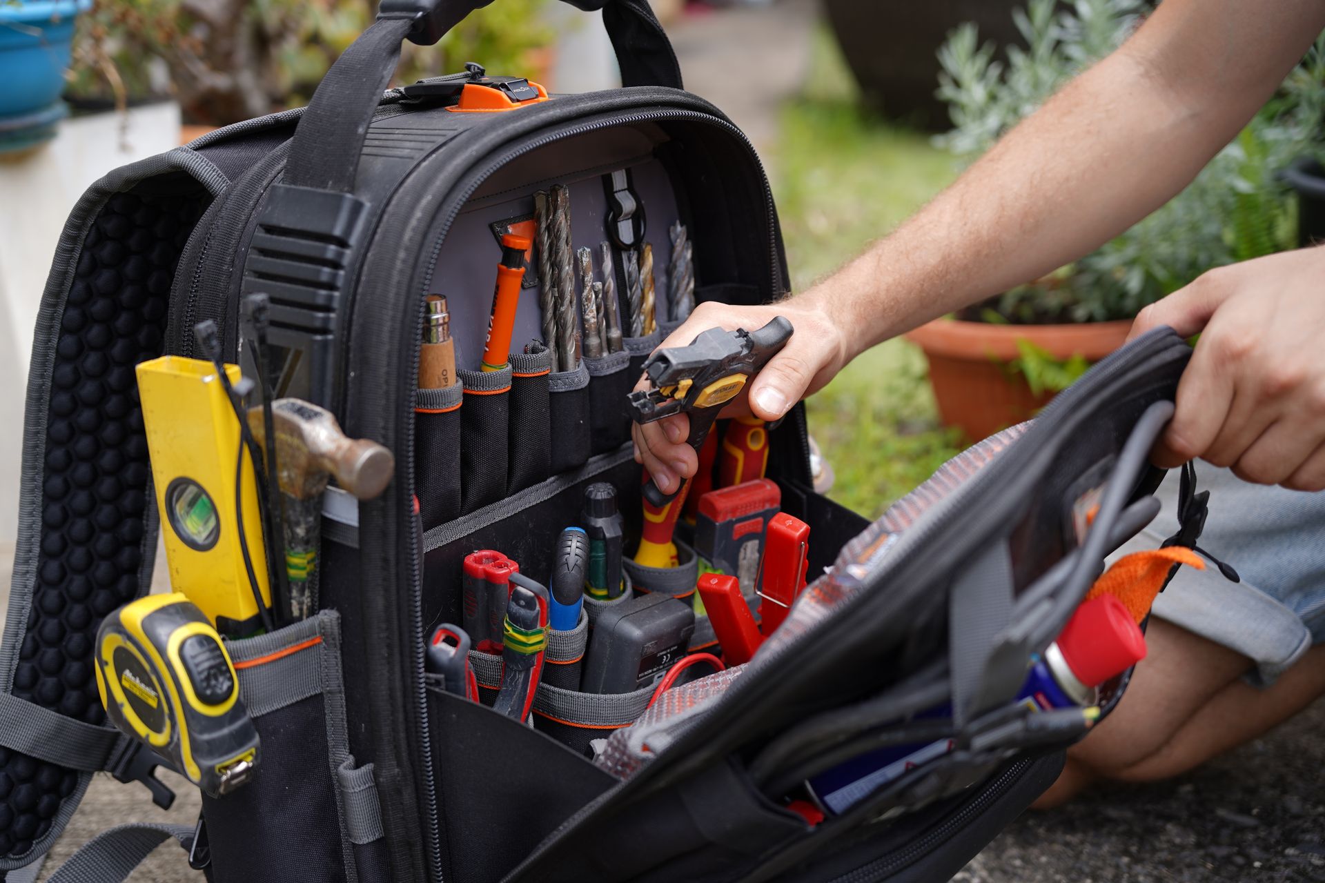 Sac d’électricien avec outils pour travaux électriques à Saint-Denis