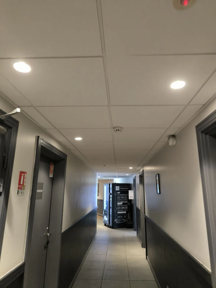 Éclairage LED sécurisé pour un couloir 