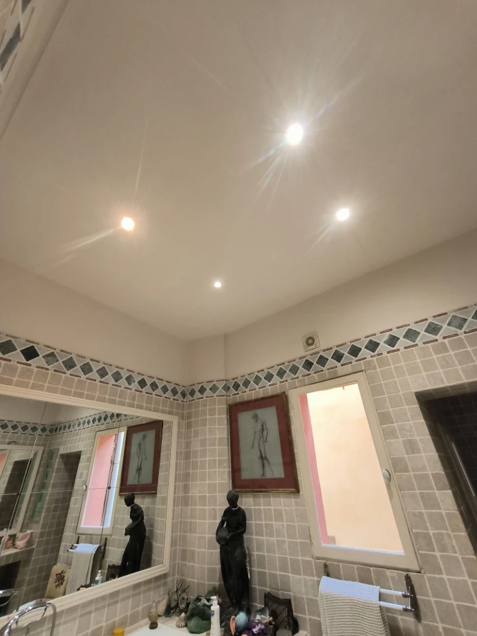 Éclairage fonctionnel et esthétique d’une salle de bain rénovée sur Saint Denis