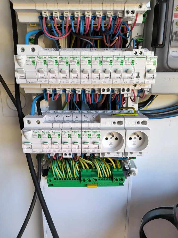 Câblage propre et organisation d’un tableau électrique à Saint Denis